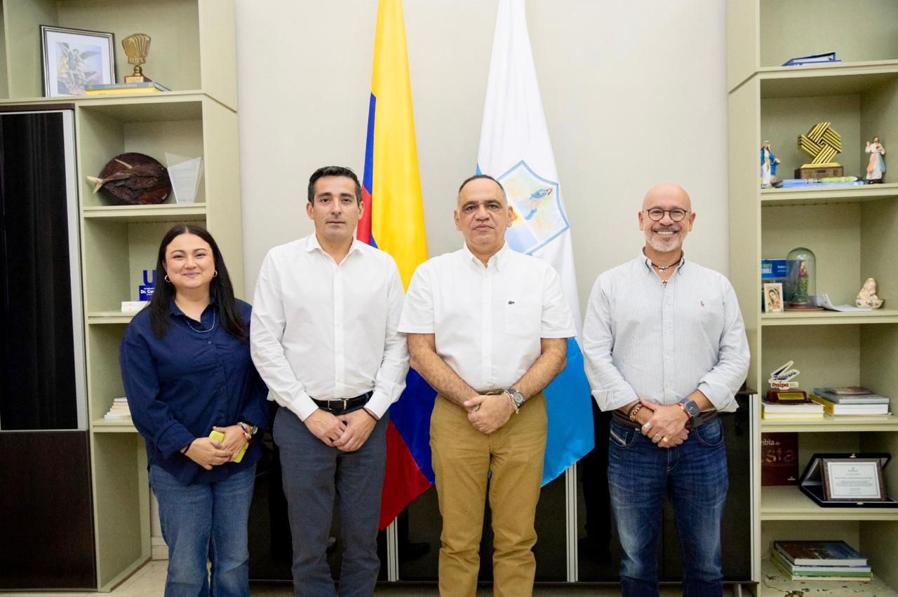 Alcalde Pinedo gestiona apoyo económico de la CAF