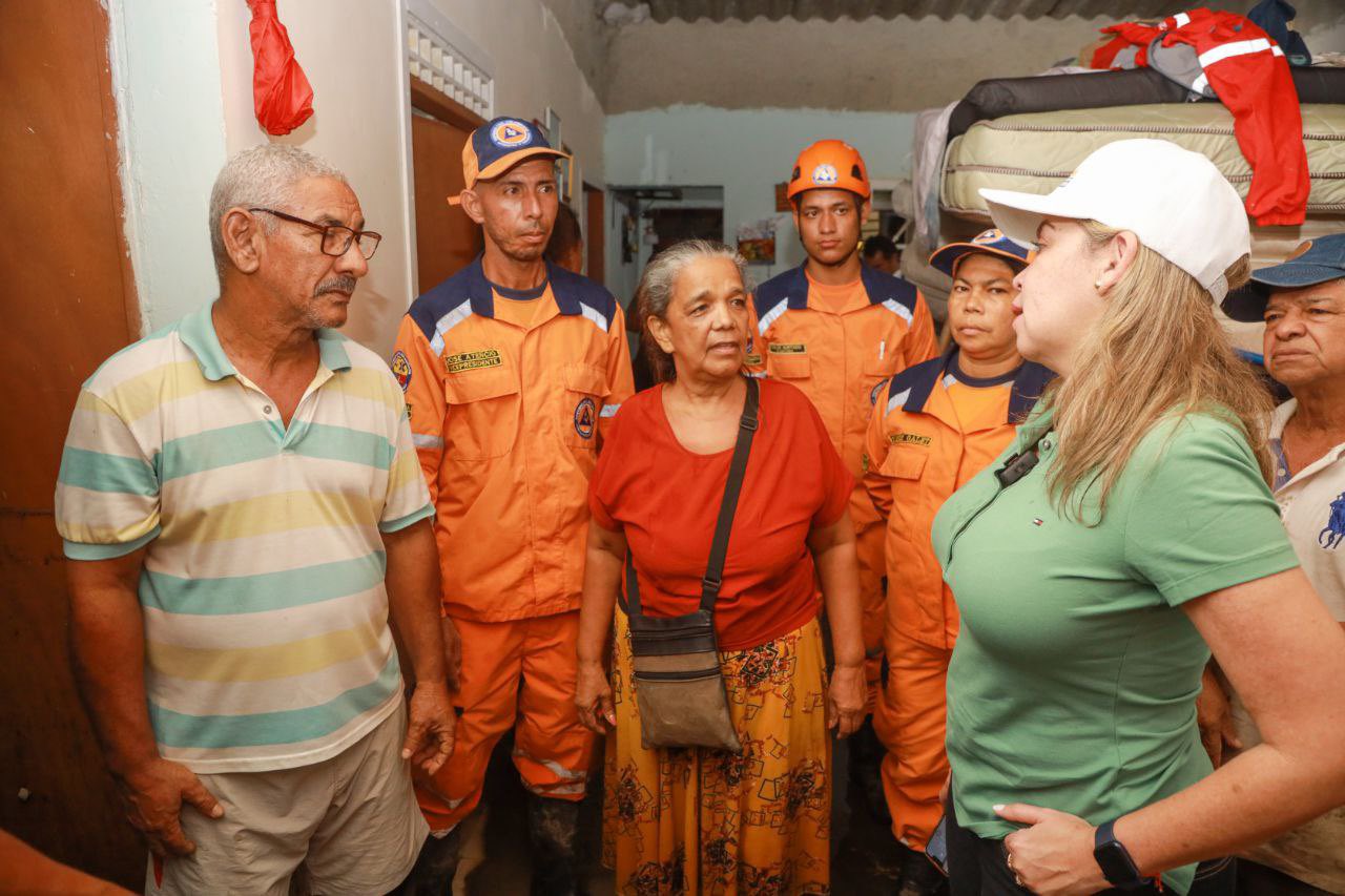 Alcaldesa Virna Johnson atiende a las familias afectadas por desbordamiento del río Manzanares