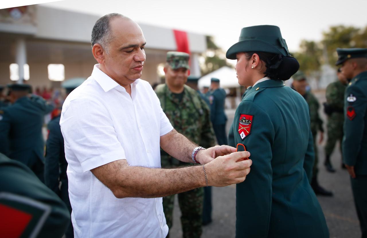 Alcalde Carlos Pinedo asistió a ceremonia de ascenso de las Fuerzas Militares