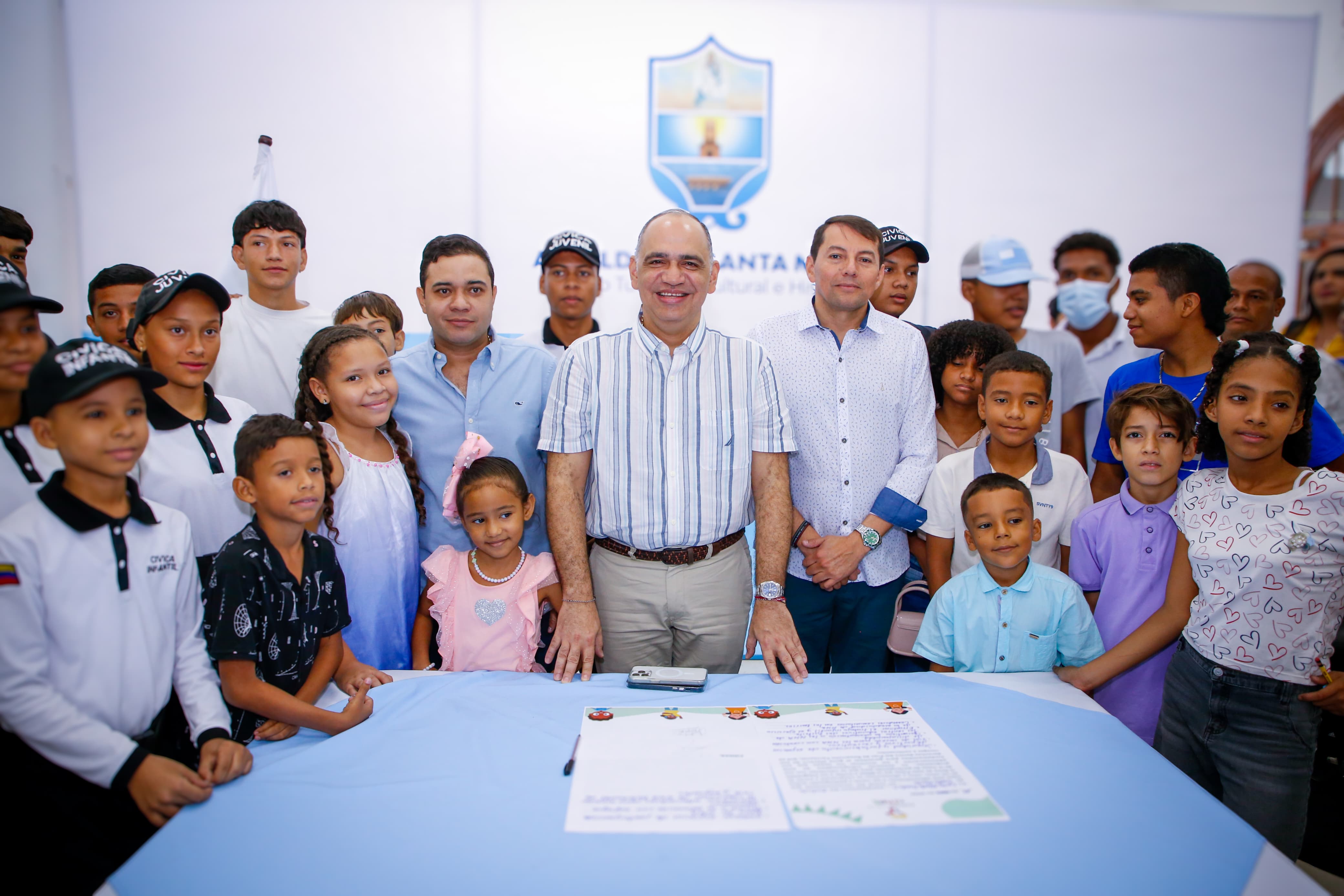  Alcalde Carlos Pinedo firma Pacto por la Niñez en la mesa de participación para la construcción del plan de desarrollo 