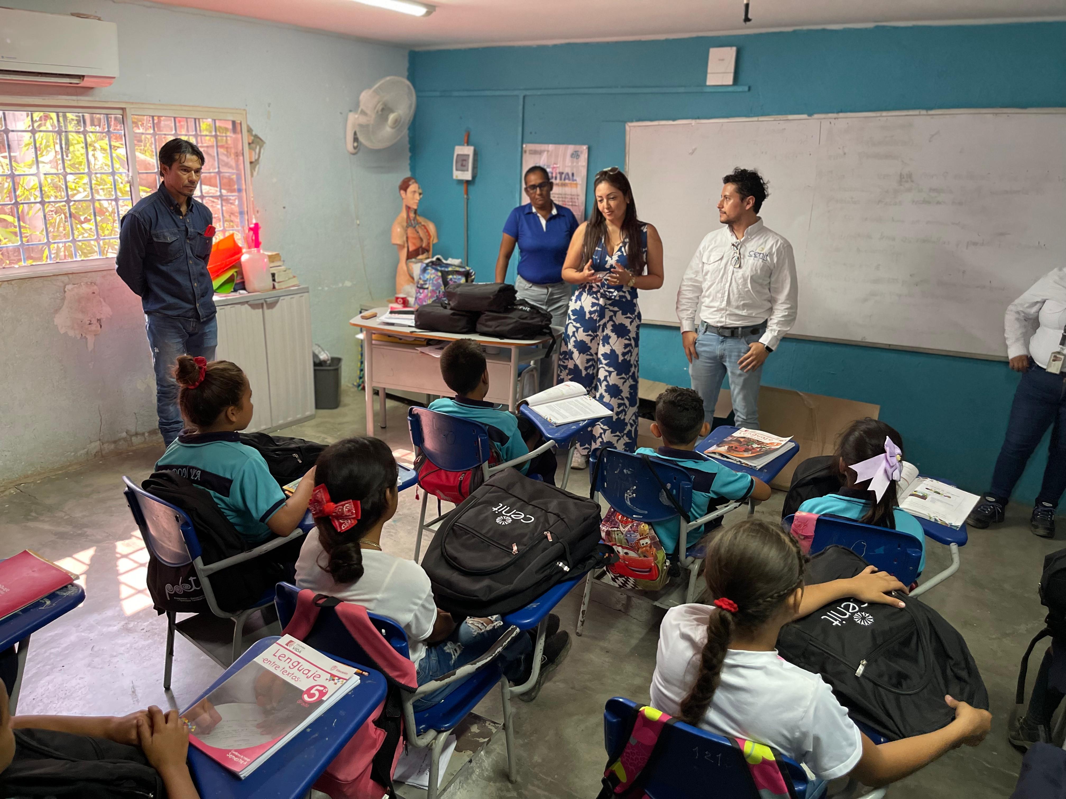 Secretaría de Educación y empresa Cenit entregan más de 2.800 kits escolares en IED de Don Jaca y Aeromar Secretaría de Educación y empresa Cenit entregan más de 2.800 kits escolares en IED de Don Jaca y Aeromar