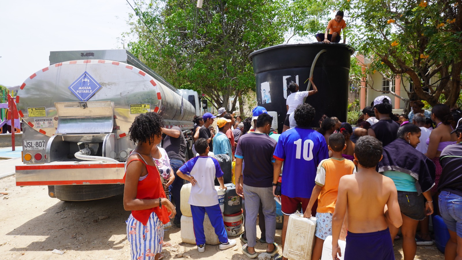Con_el_programa_'La_Ruta_del_Agua',_la_alcaldía_y_Essmar_entregaron_más_de_27_mil_litros_de_agua_a_barrios_del_distrito Con_el_programa_'La_Ruta_del_Agua',_la_alcaldía_y_Essmar_entregaron_más_de_27_mil_litros_de_agua_a_barrios_del_distrito
