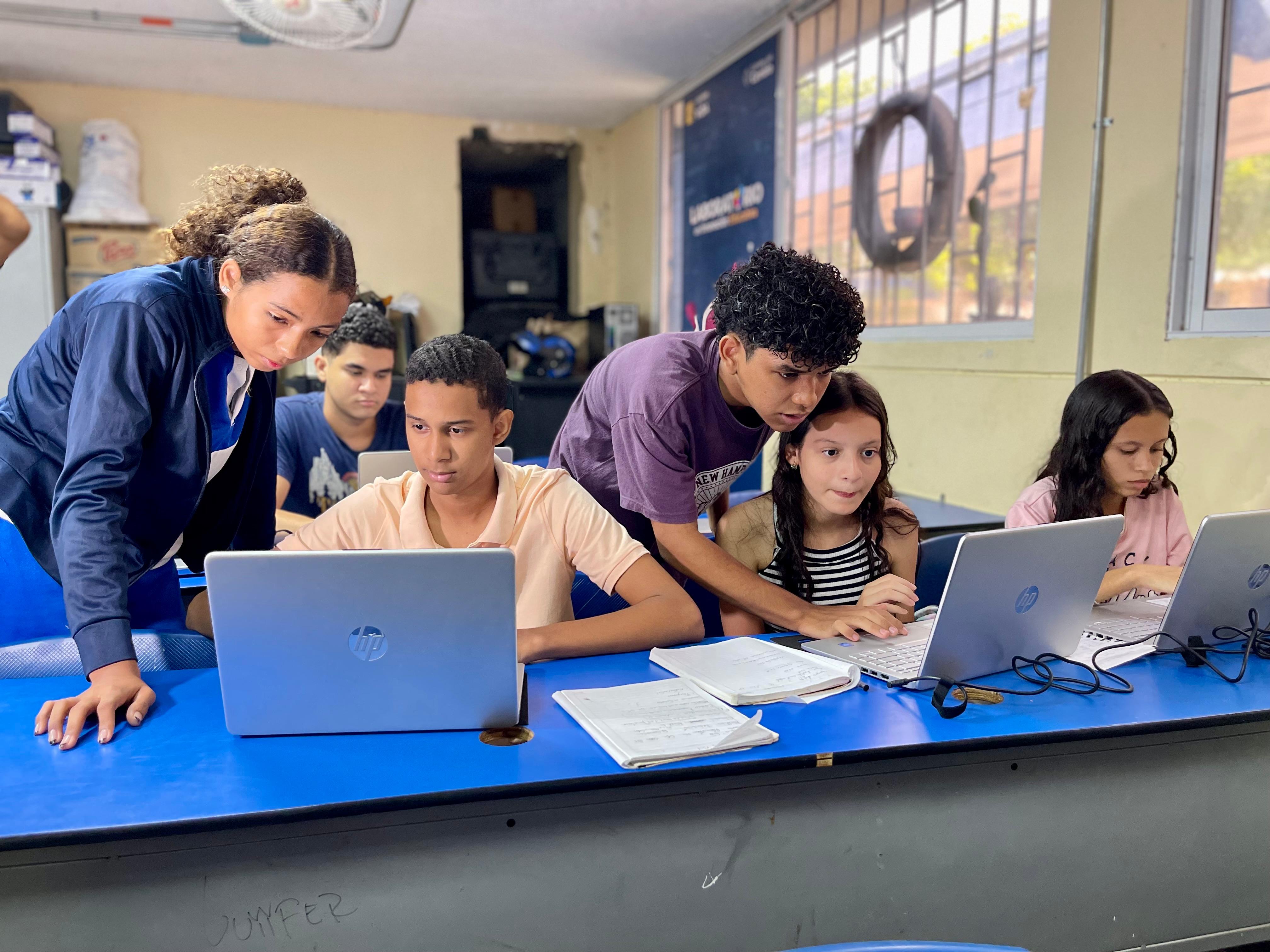 MinTIC y la Alcaldía de Santa Marta entregan nuevo laboratorio de innovación a la IED Liceo del Norte