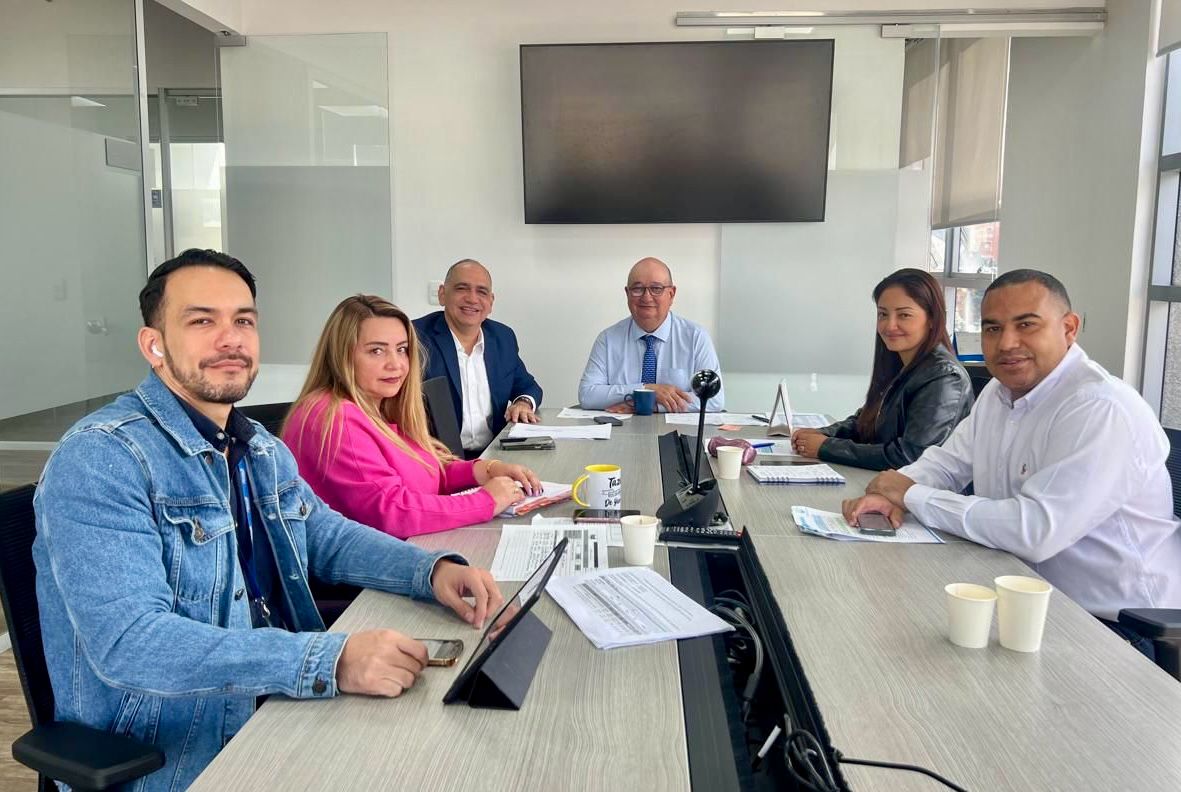 El alcalde Carlos Pinedo Cuello y la secretaria de Educación, Sandra Patricia Muñoz, celebran la disposición del Gobierno Nacional de apoyar financieramente para lograr el objetivo.  Pensando siempre en el bienestar de todos los estudiantes que son parte 