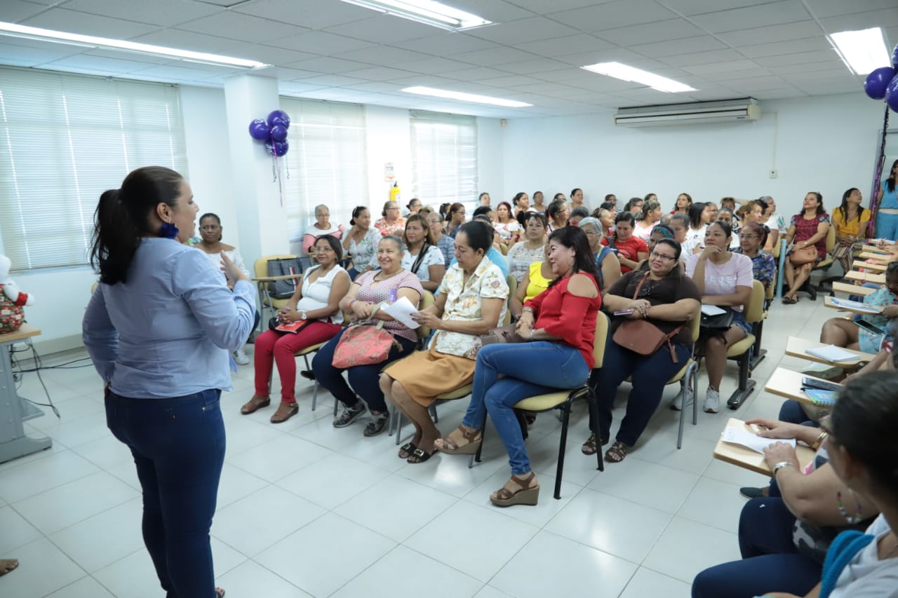 60 mujeres se capacitan en artesanías navideñas y desarrollo empresarial 60 mujeres se capacitan en artesanías navideñas y desarrollo empresarial