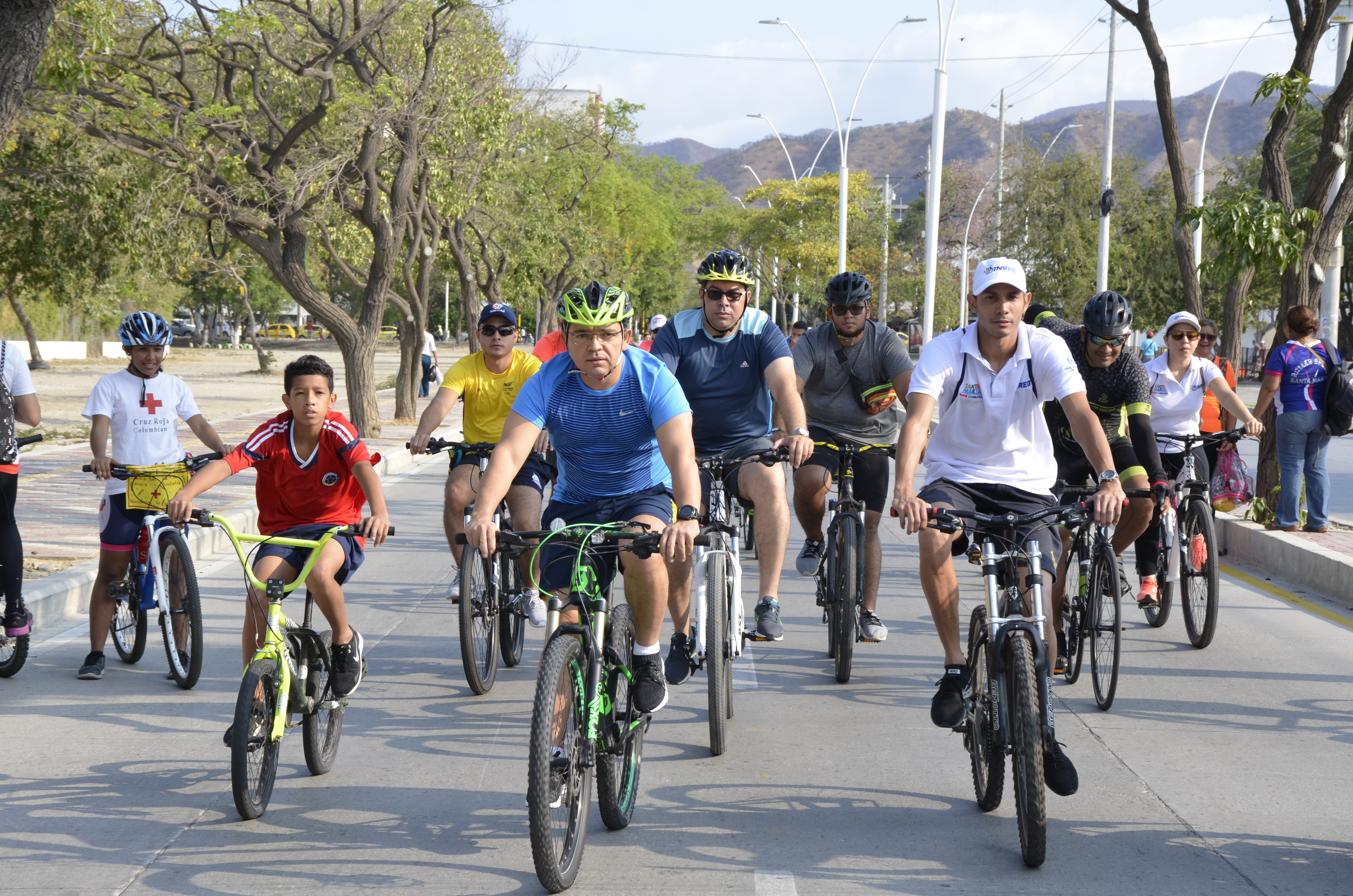 El alcalde Rafael Martínez, quien inició su recorrido, en la Ciclovía del Buen Vivir, tras el segundo reconocimiento del circuito, acompañado de su hijo.
