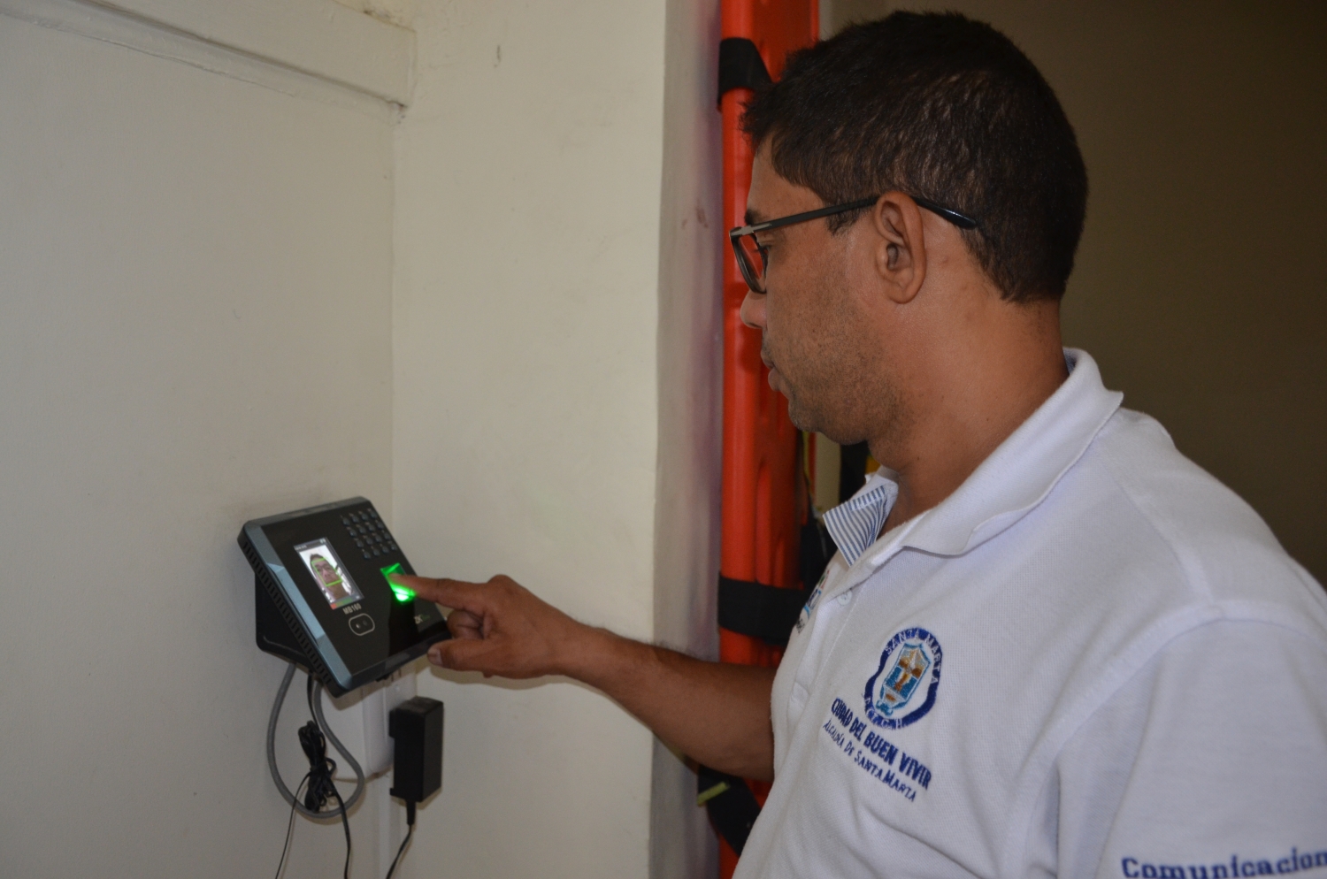Distrito instala sistema biométrico para regular horarios de sus funcionarios Distrito instala sistema biométrico para regular horarios de sus funcionarios