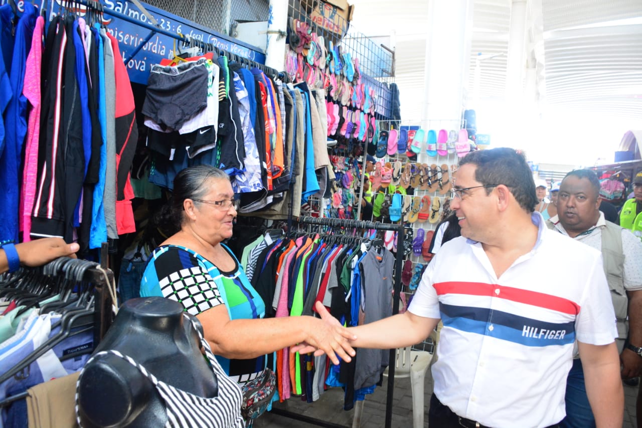 Alcalde Martínez incentiva el comercio local en la Gran Feria ‘Vamo pa’ la Galería’ Alcalde Martínez incentiva el comercio local en la Gran Feria ‘Vamo pa’ la Galería’