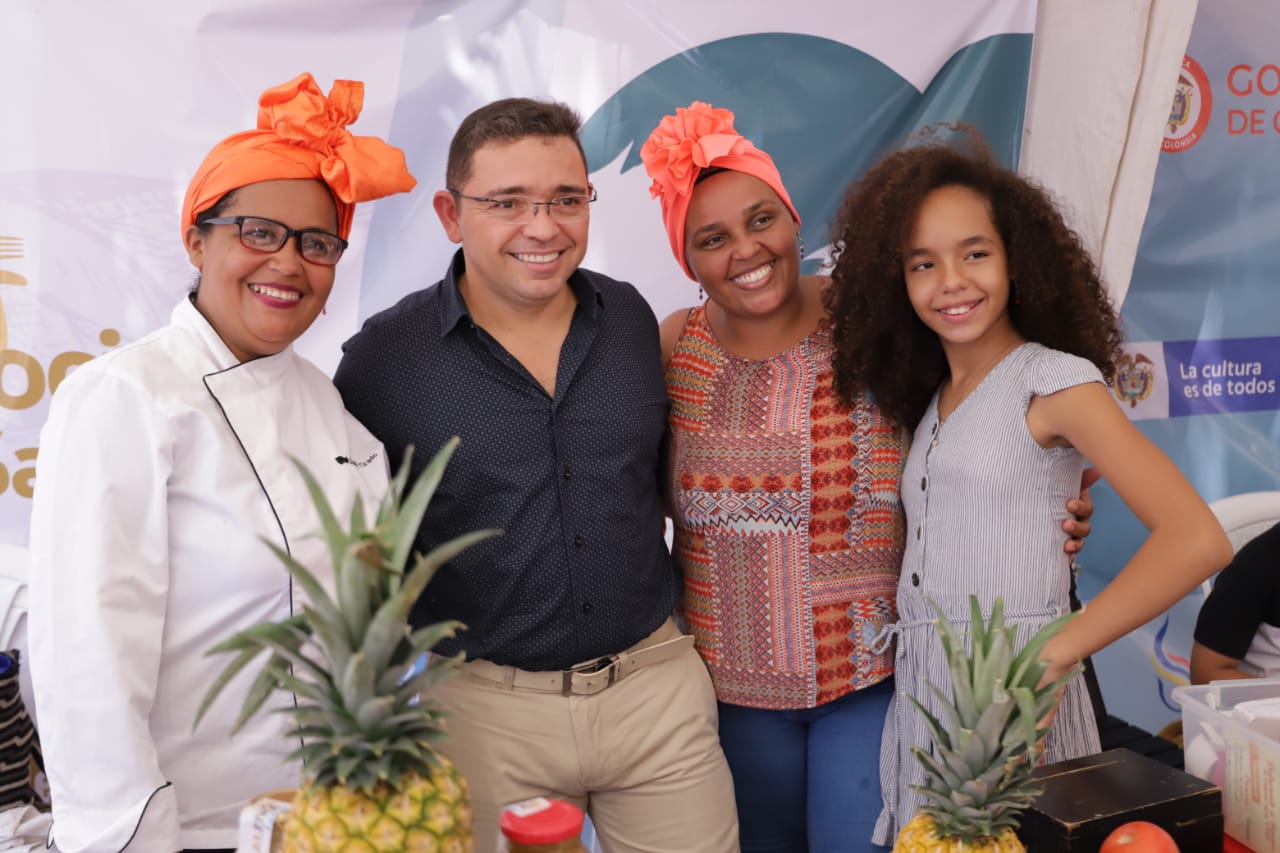 Alcalde Martínez acompañó a los samarios en el Festival de la Comida Tradicional Samaria Alcalde Martínez acompañó a los samarios en el Festival de la Comida Tradicional Samaria