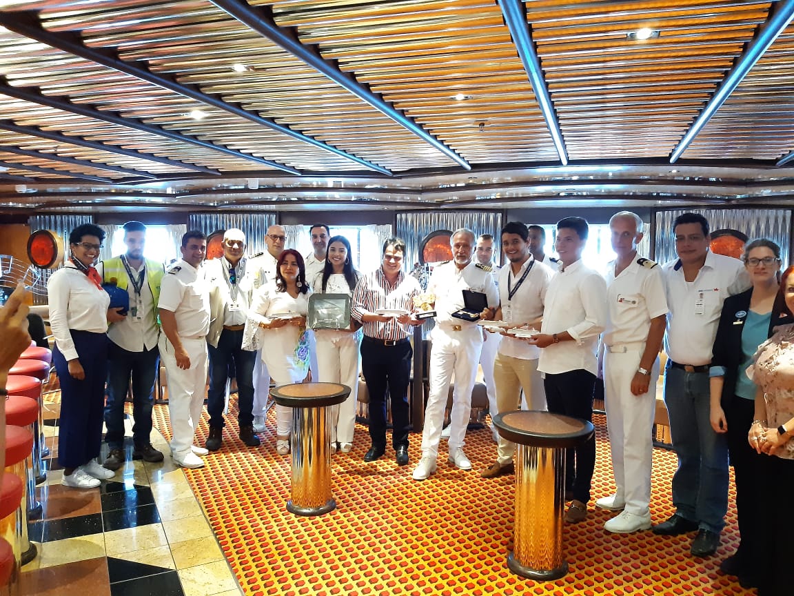 Alcaldía del Cambio entregó Llaves de la ciudad al capitán Massimo Marino del Carnival Legend