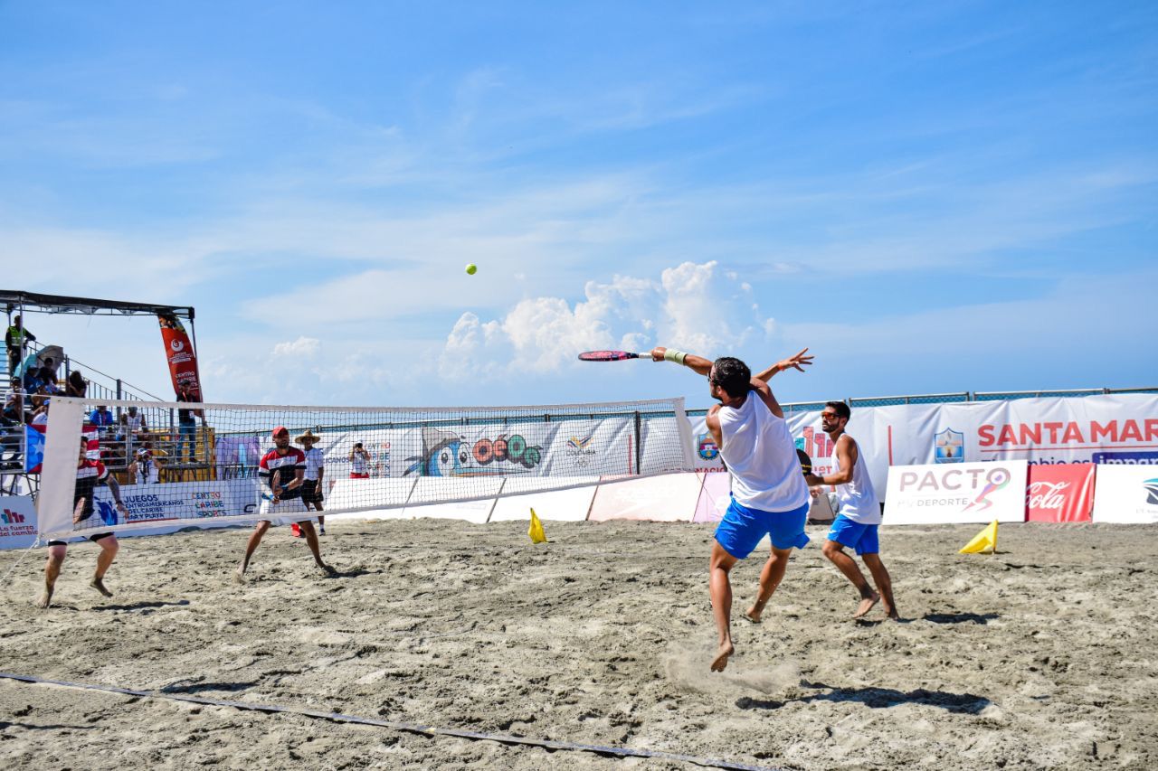 Listos los finalistas de tenis playa en los Juegos Centroamericanos y del Caribe de Mar y Playa 2022.