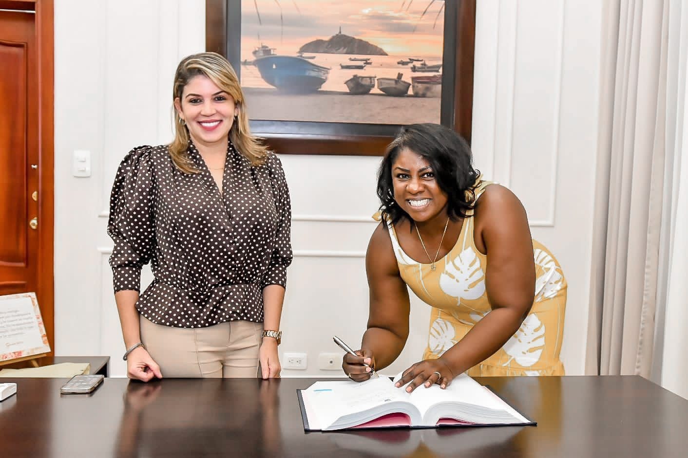 Alcaldesa Virna Johnson posesionó a Yunia Palacios como Secretaria de Cultura Alcaldesa Virna Johnson posesionó a Yunia Palacios como Secretaria de Cultura