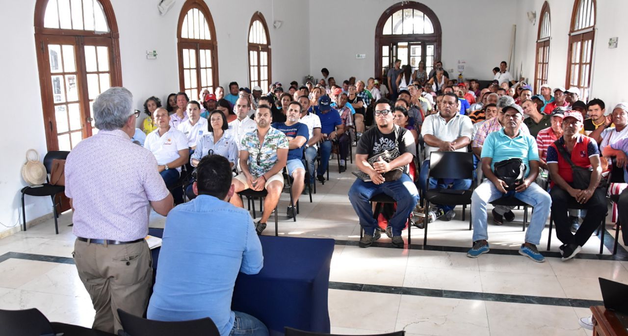 Distrito socializa con empresarios obra de renovación del camellón de la Bahía