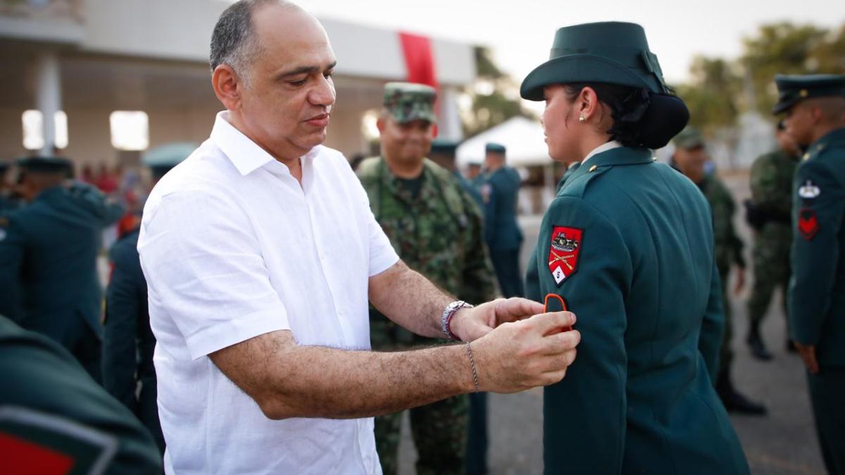 Alcalde Carlos Pinedo asistió a ceremonia de ascenso de las Fuerzas Militares