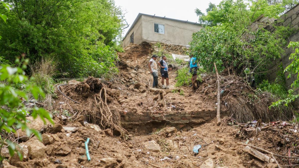 Distrito realiza trabajos de remoción y activa ayudas a familias afectadas por deslizamientos de tierra