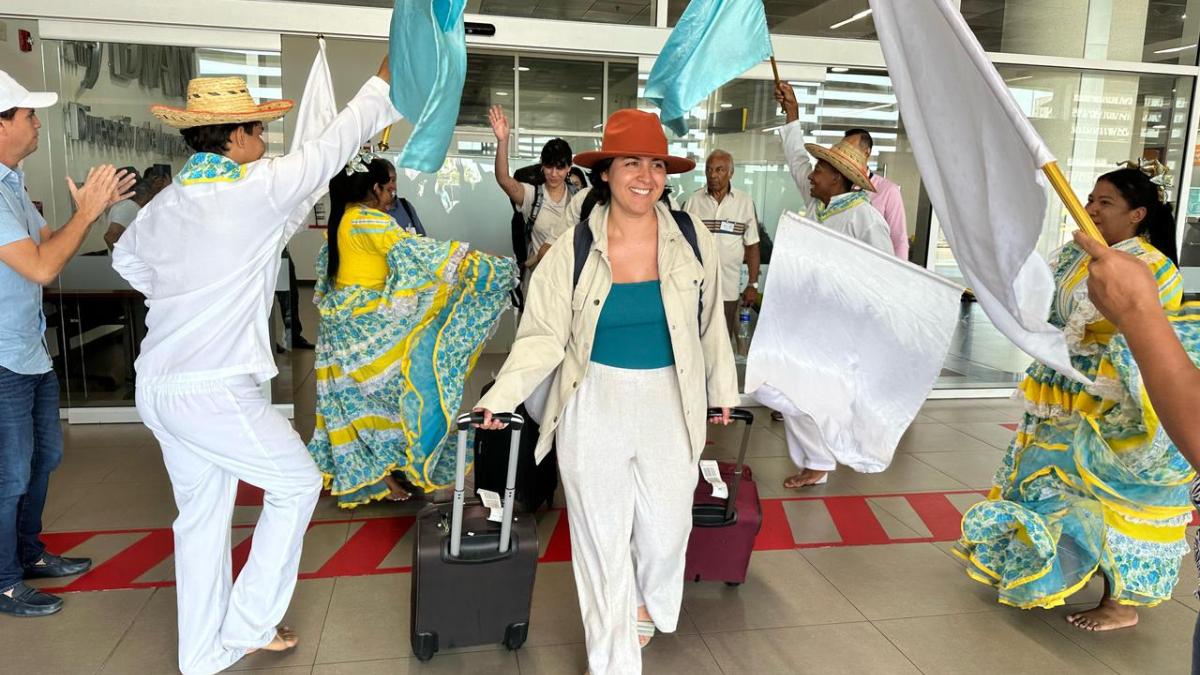 Indetur da la bienvenida a los pasajeros del primer vuelo directo de Clic Air en su nueva ruta Medellín - Santa Marta