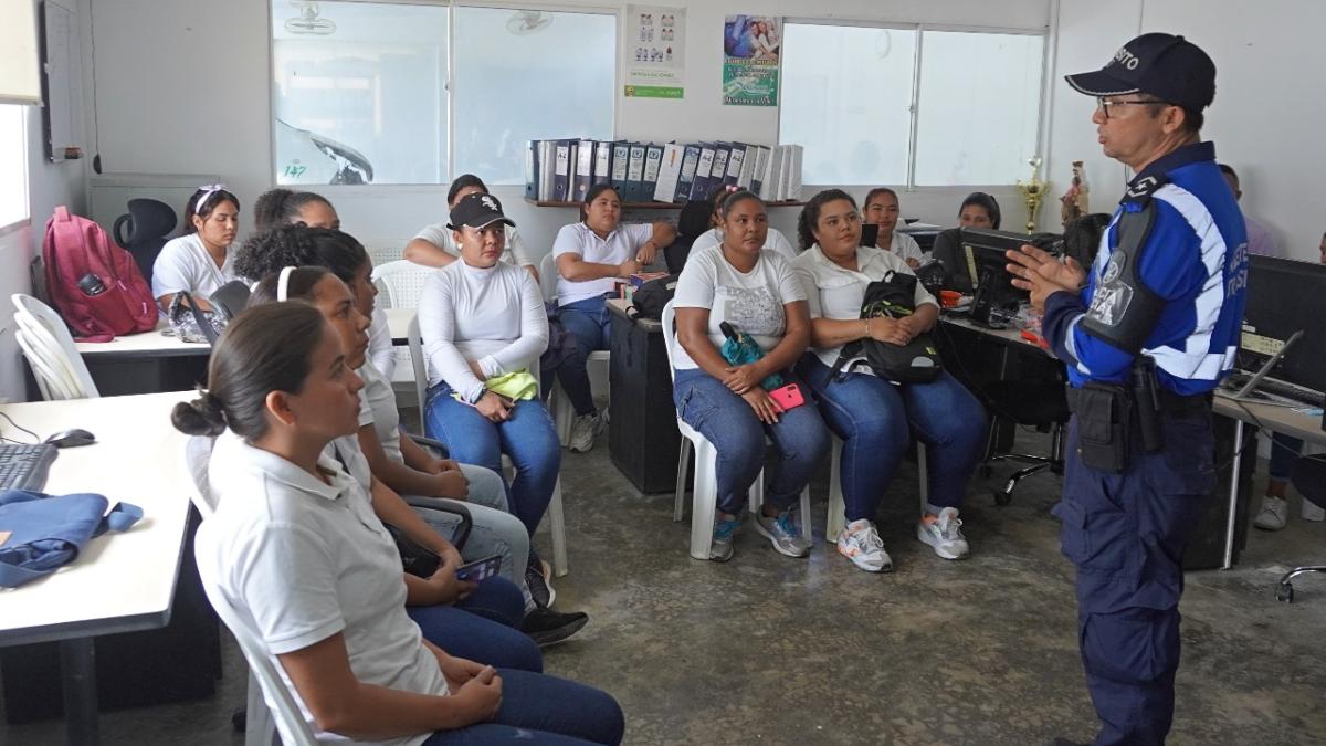 Secretarías de Movilidad y Educación inspeccionan vehículos que prestan servicio de transporte a tres instituciones educativas 