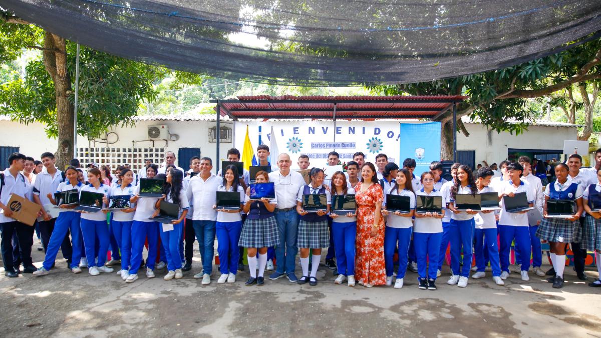 “La zona rural es importante para esta administración”: Carlos Pinedo Cuello entrega más computadores en Guachaca