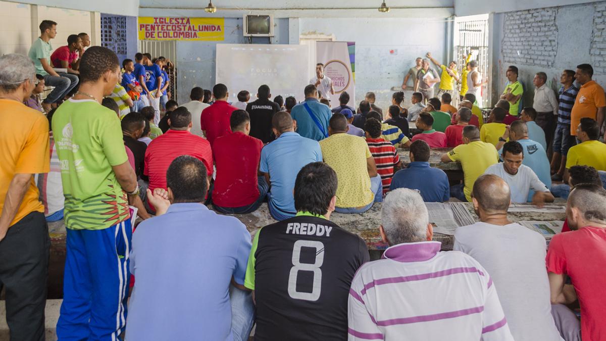 Cine diverso con los interno de la Cárcel de Bastidas