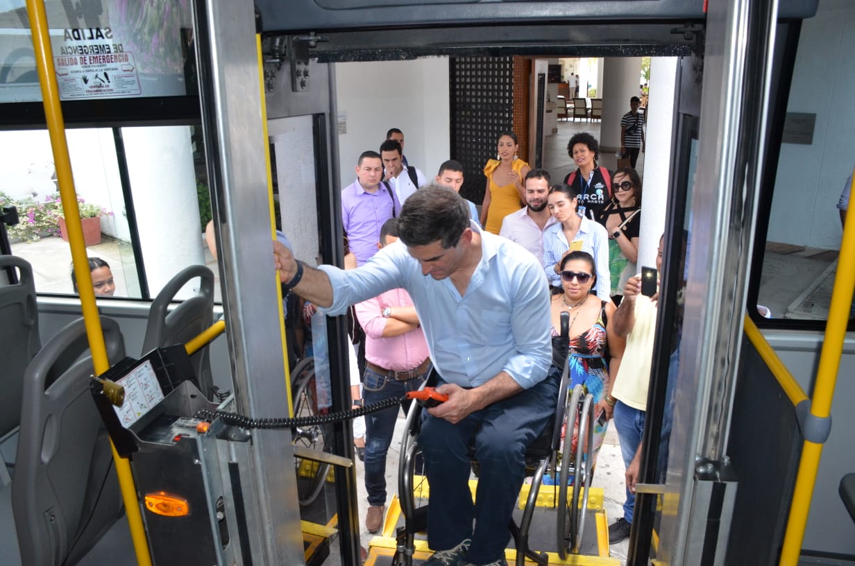 Accesibles y cómodos son los nuevos buses del transporte público: Jairo Clopatofsky Accesibles y cómodos son los nuevos buses del transporte público: Jairo Clopatofsky